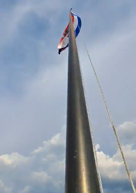 (VIDEO) ‘Ajmo, skidaj ovu, diži našu!’ Obijesni Srbi skinuli hrvatsku zastavu u Kninu: Pogledajte kako se rugaju našoj svetinji