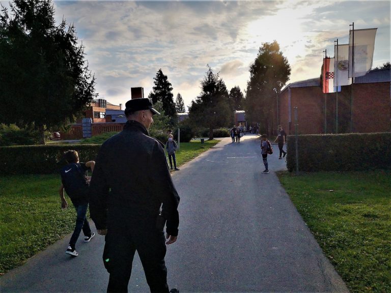 Otac optužen za zanemarivanje: Tata se ”malo” napio pa zaboravio doći po dijete u školu