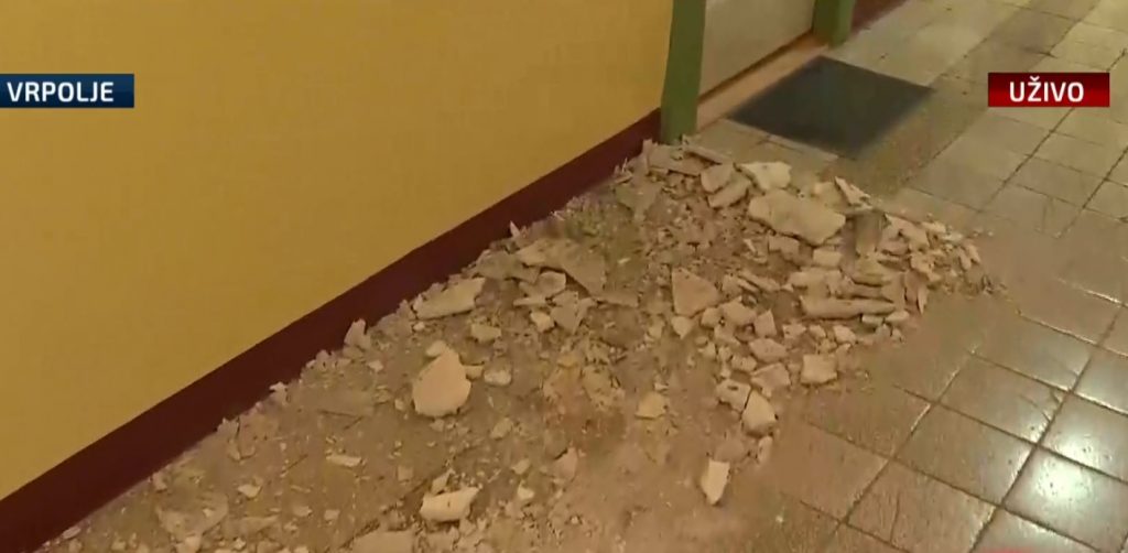 FOTO/VIDEO Oštećena škola u Vrpolju, žbuka padala i po klupama