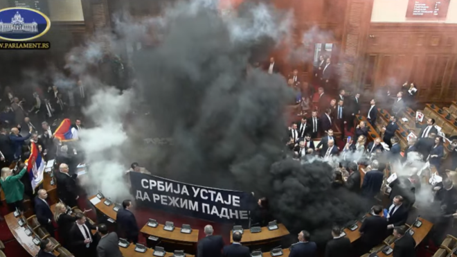Dimne bombe i suze: Skupština Srbije pretvorena u bojište! "Ustaše" im ušle u Skupštinu, pa od kuda opet oni!