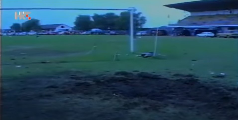 (VIDEO) SLIKE MASAKRIRANIH PROGNANIKA ZGROZILE SVIJET: Nogometno igralište u Slavonskom Brodu ’92. bilo je prekriveno raznesenim tijelima