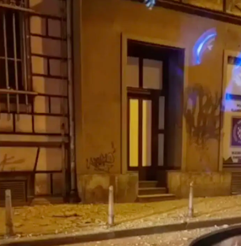 U centru Zagreba odlomio se komad fasade: Cigle popadale po cesti, vatrogasci su na terenu