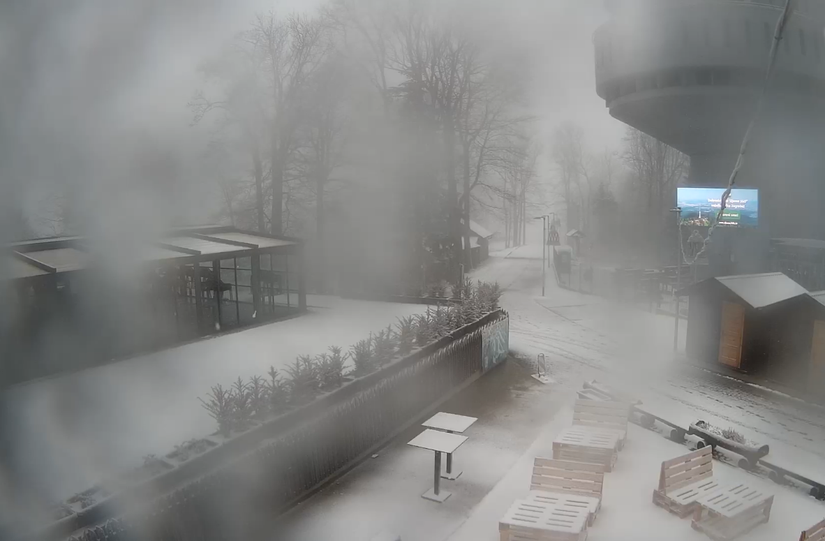 Prvi ovosezonski snijeg na Sljemenu: Zabijelile su se planine, ali snijeg neće dugo trajati