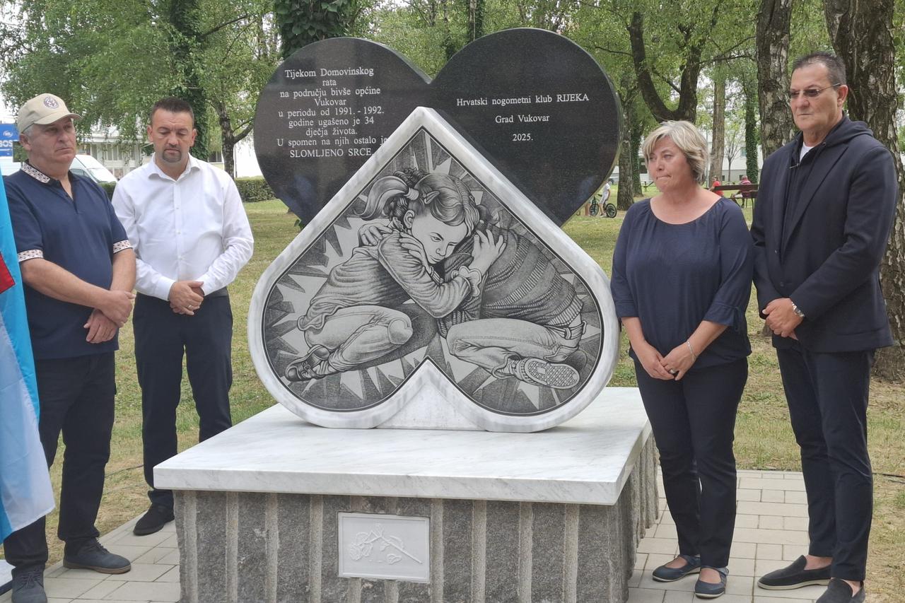 SPOMEN NA 34-ERO DJECE U Vukovaru  otkriven spomenik „Slomljeno srce“,   prvi spomenik djeci ubijenoj u Domovinskom ratu