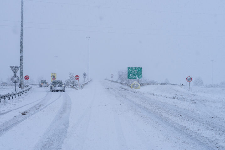 VREMENSKE (NE)PRILIKE   Hrvatska zameo snijeg, u Gorskom kotaru ima ga više od pola metra. U Zagrebu danas nema nastave u školama