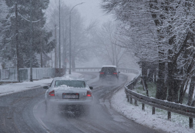 PRIPREMITE SE! Prvi dan Adventa počeo je s kišom, a u večernji satima stiže nam i zahlađenje i snijeg