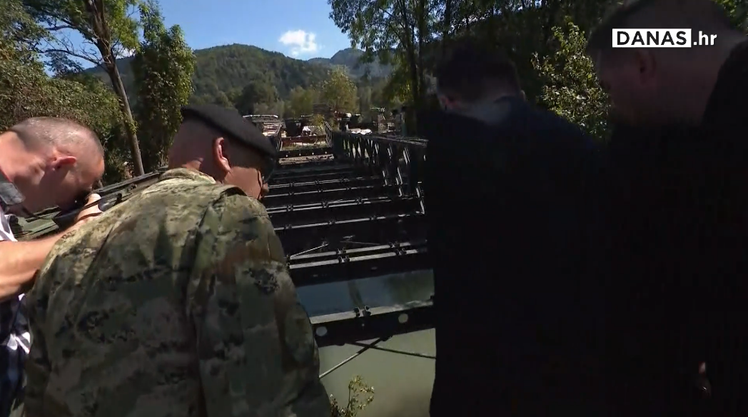 Ministar Banožić posjetio pripadnike Hrvatske vojske u Sloveniji i svjedočio neočekivanom incidentu na lansirnom mostu