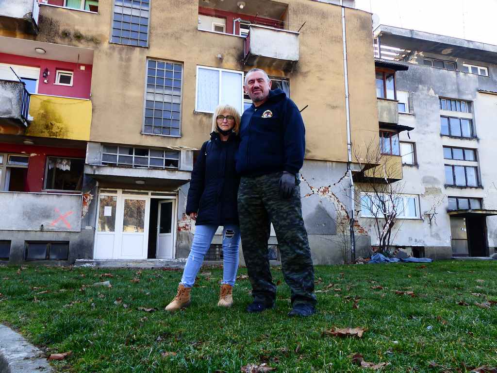 Snježana i Ivica ispred zgrade koja će uskoro postati hrpa bezlične mase
