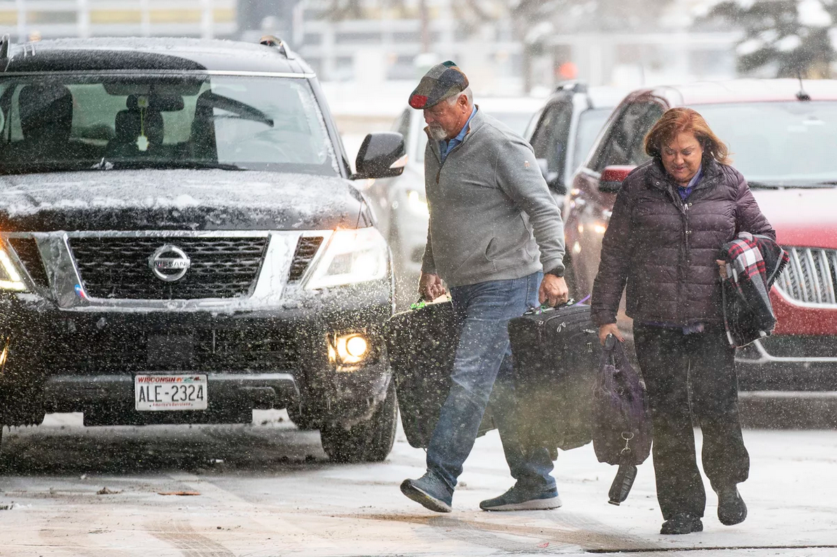 TEMPERATURE PALE NA -45 STUPNJEVA, LJUDI UMIRU! Očajni Indijanci pale odjeću: Ameriku zadesio ‘ledeni pakao’, otkazane tisuće letova