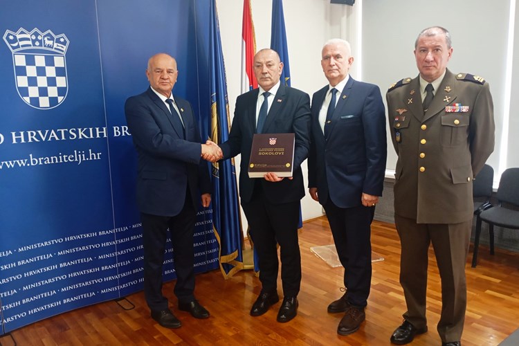 Ratni zapovjednik 5. gardijske brigade general Kapular uručio ministru Medvedu monografiju Sokolova