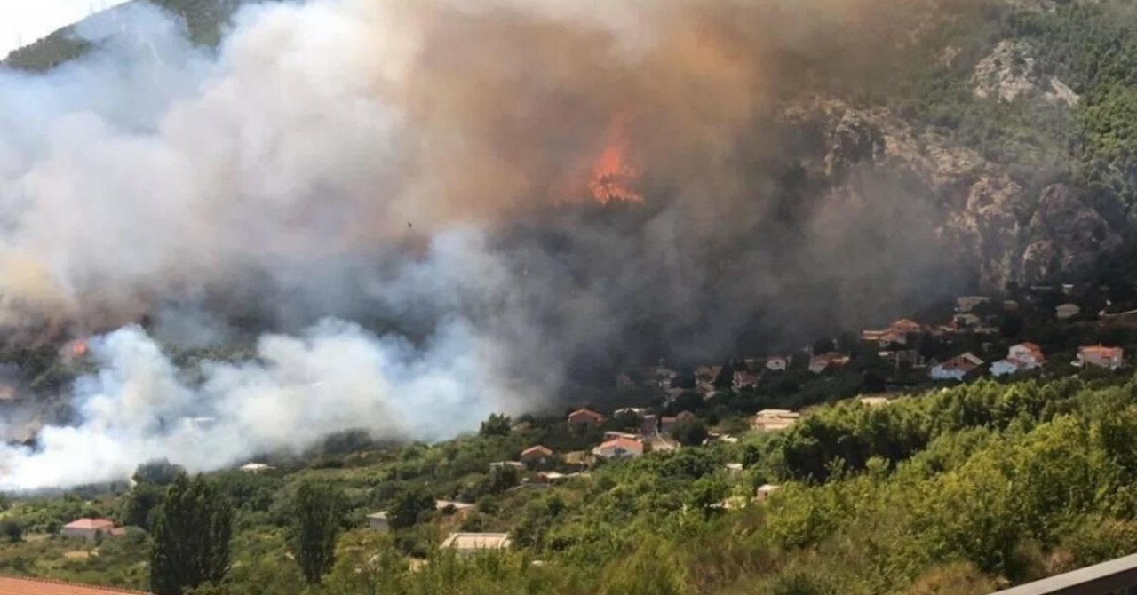 Požar kod Solina, vatra je blizu kuća, podignuta čak četiri kanadera, vjetar otežava gašenje
