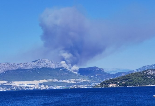 Novi požar u Dalmaciji: Vatrogasci su na terenu, požar se razbuktava silovito