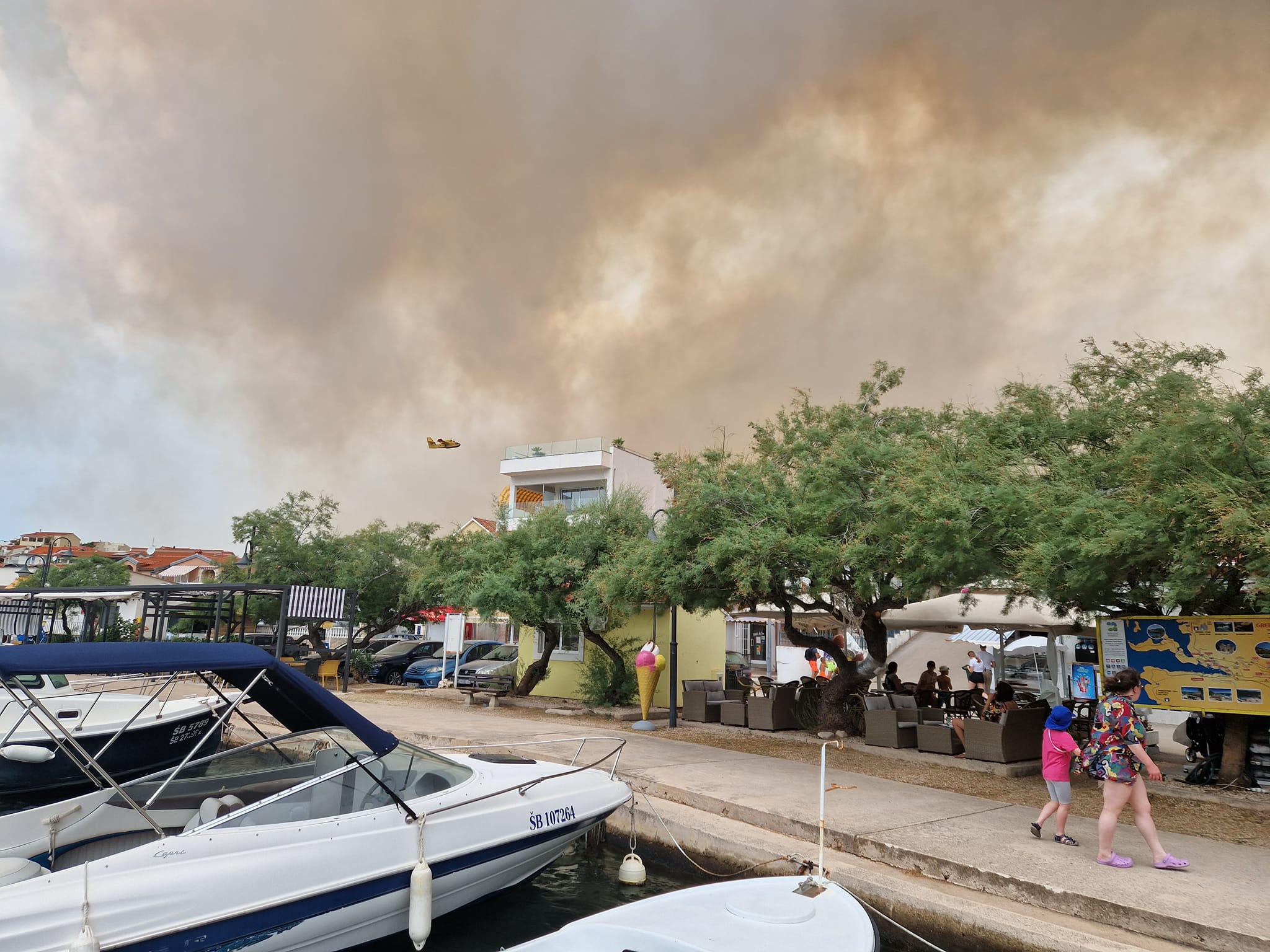 Veliki požar u Dalmaciji zahvatio kuće: Ljudi bježe iz svojih domova, vatra krenula i na Šparadiće (VIDEO - FOTO)