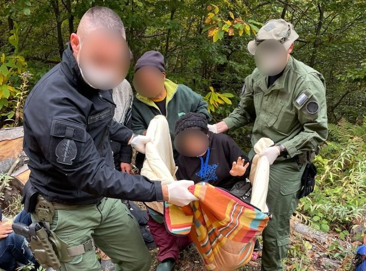 Policajci kod Topuskog spasili dijete iz Afganistana koje je ubo stršljen