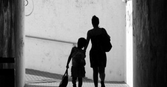 Ova priča slama srca: Splićanki je umro muž, ostala je s troje djece, gladni su i sami, nemaju kuhinju, ni mašinu za robu. ‘Kad mogu skupljam boce, a nemam ni za uloške‘