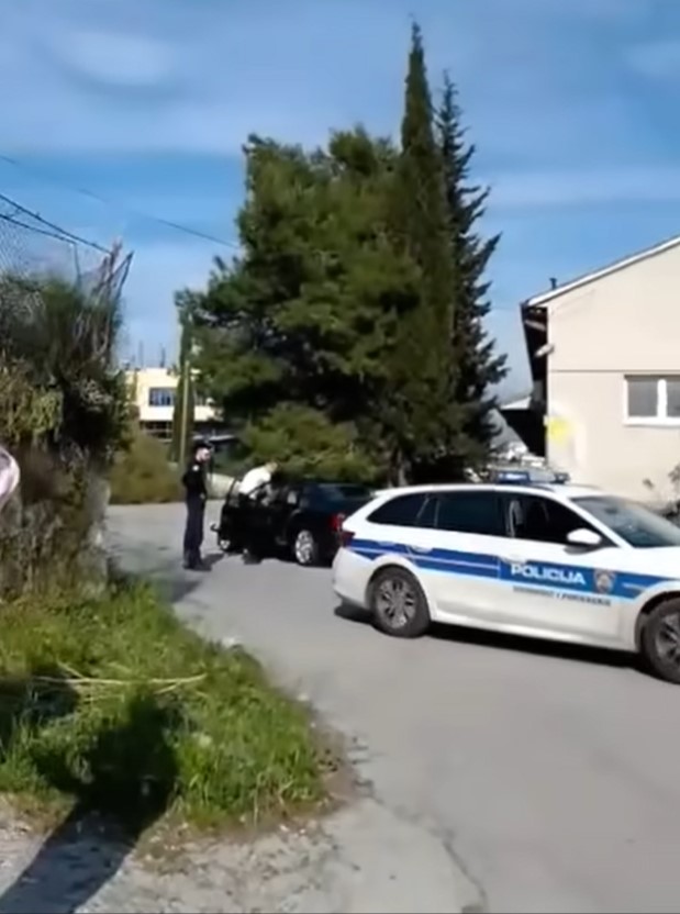 LUDNICA U SPLITU: Snimljen kako divlja po parkiralištu, a onda se zabija autom u policiju!