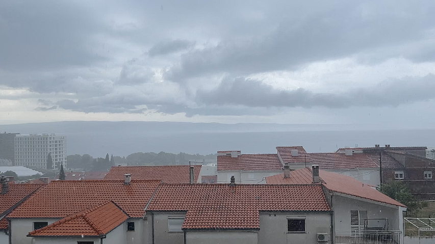 Dalmaciju zahvatilo jako nevrijeme: U Splitu bujice na cestama, grom pogodio kuću u Šibeniku