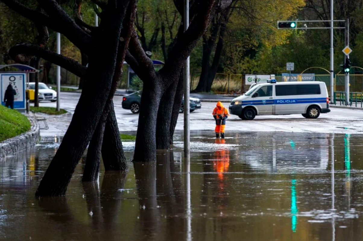 FOTO: SPLITSKE ULICE POD VODOM Dok kontinentalce čeka susnježica i snijeg, Dalmaciju već zahvatile obilne kiše