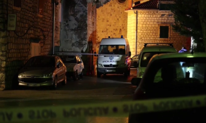 Sjekirom po glavi udario muškarca koji je pomagao propucanom čovjeku