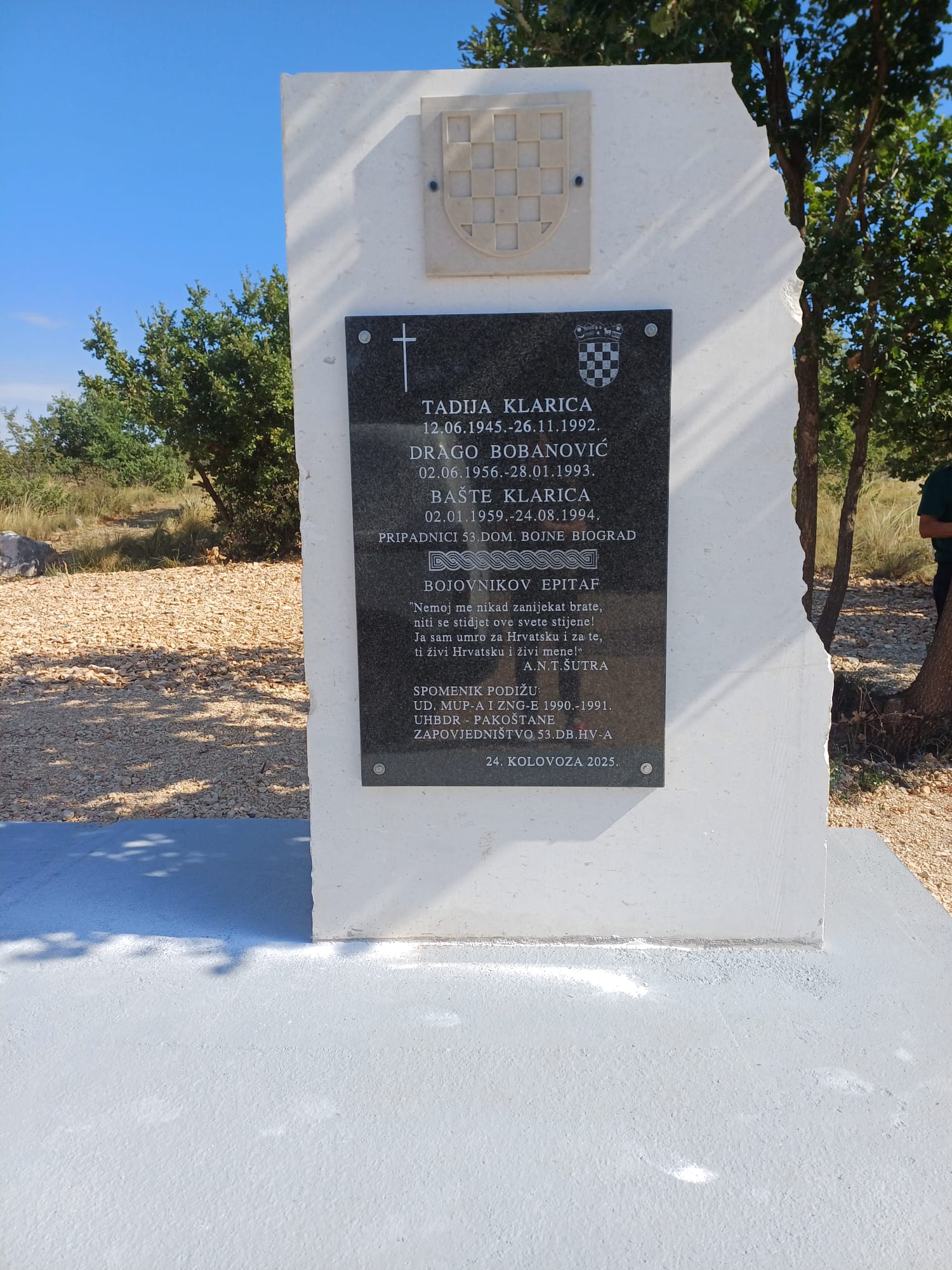 Otkriveno spomen-obilježje trojici junaka Domovinskog rata u Tinju