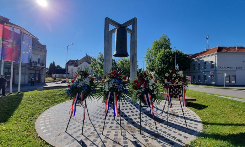 U povodu 31. obljetnice Dana državnosti Republike Hrvatske kod Spomenika hrvatskoj slobodi za branitelje iz Domovinskog rata položeni vijenci i zapaljene svijeće
