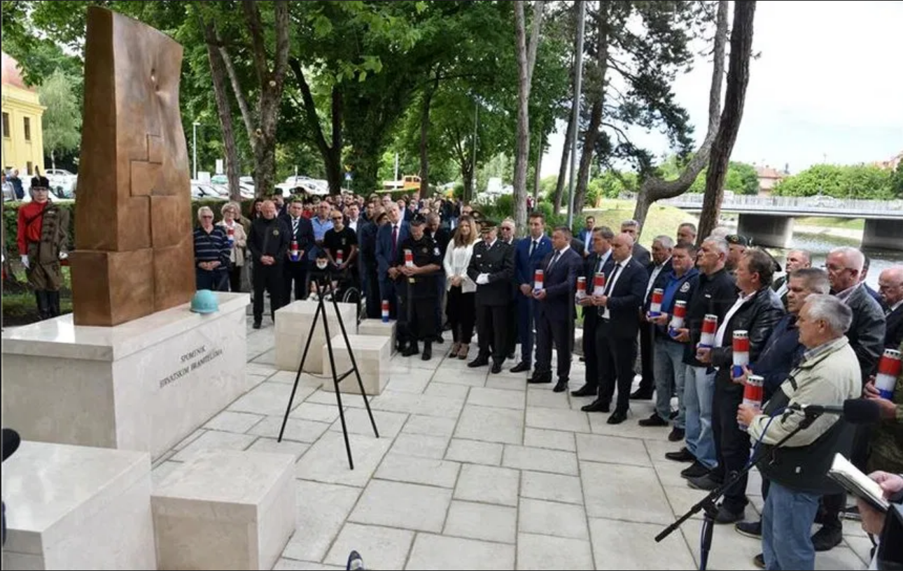 U Vinkovcima svečano otkriven Spomenik hrvatskim braniteljima