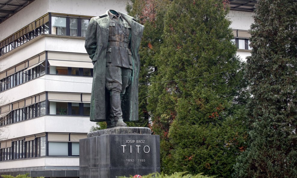 U Velenju pala Titova glava – u Hrvatskoj još pada istina o komunističkim zločinima