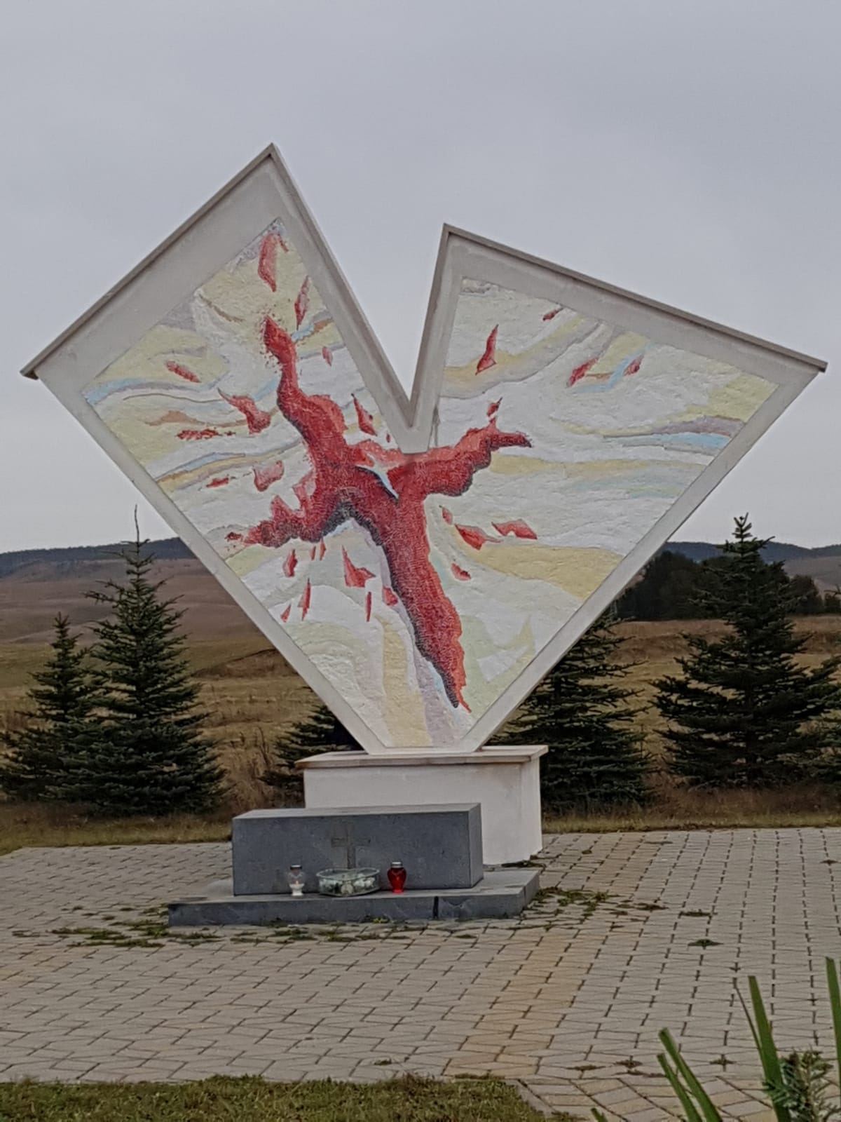 Zapaljena zastava na spomen obilježju poginulim Vukovarcima na Kupreškom polju
