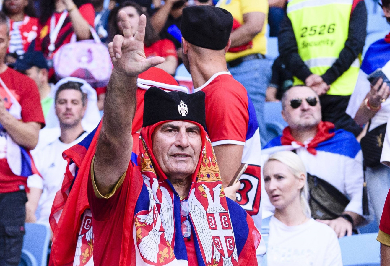 ‘KAD SRBI PJEVAJU ČETNIČKE PJESME, TAD JE TO ‘RODOLJUBLJE’! Pokreće se postupak protiv Srbije, internetom se širi kontroverzna snimka…