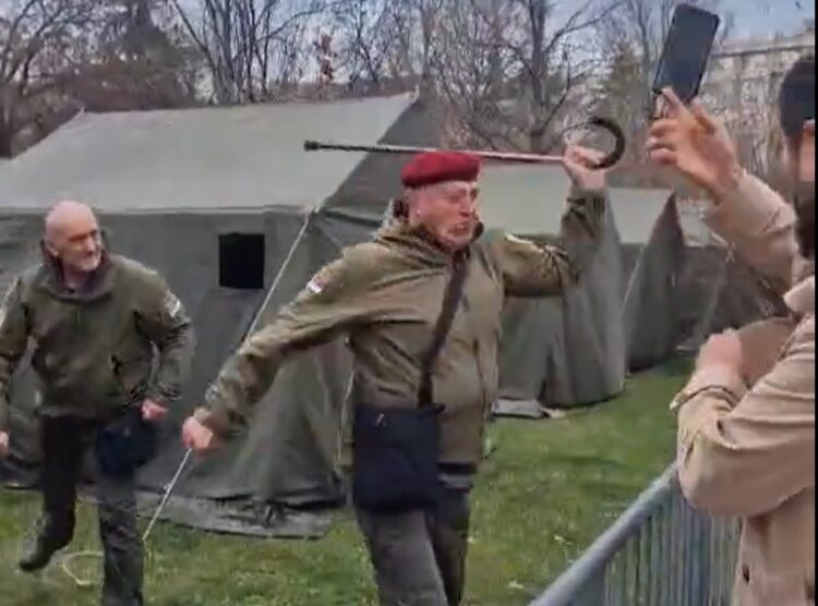 Srpski ratni veteran štapom udarao prosvjednika protiv Vučića
