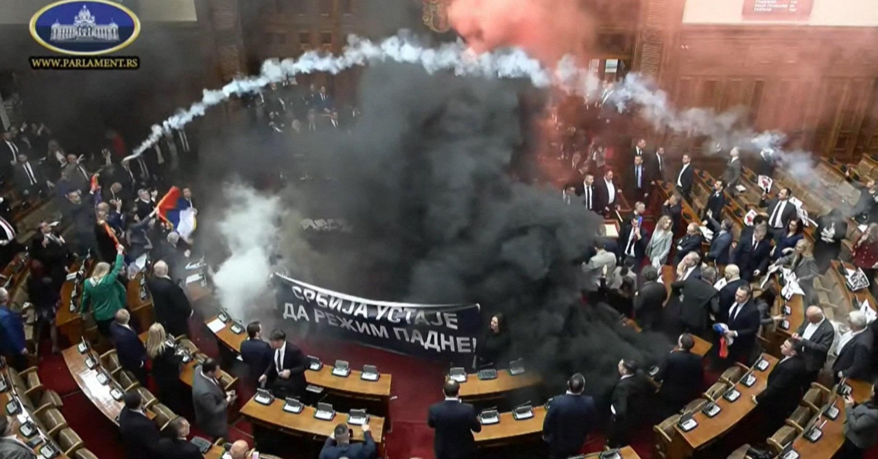 Neredi u Skupštini Srbije: Dimne bombe, jaja i protupožarni aparat