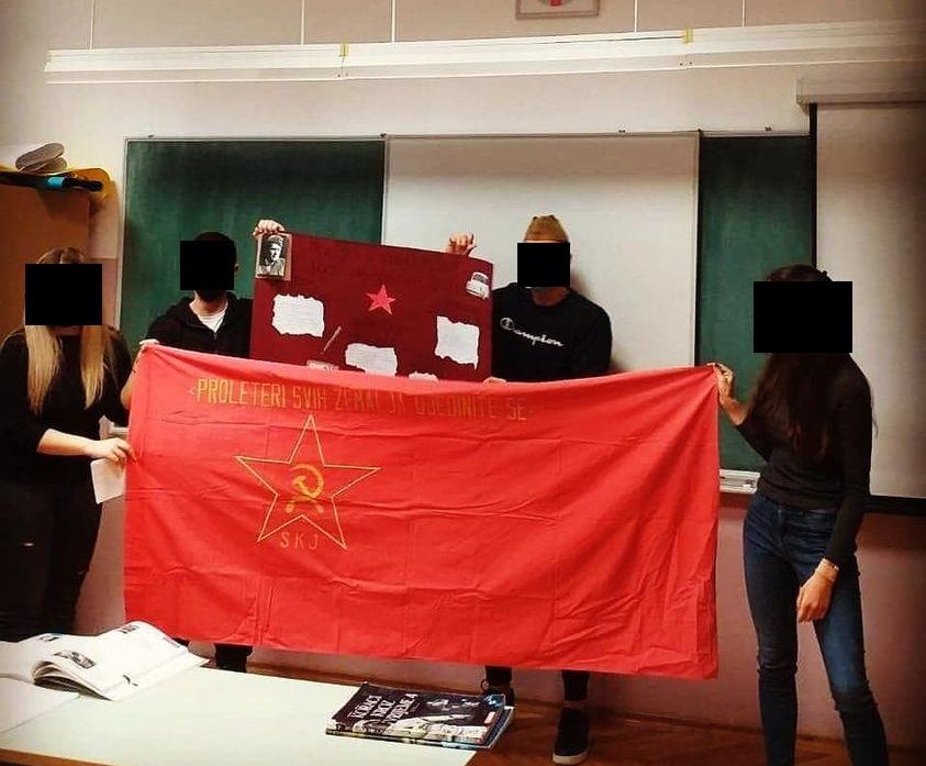 Zaprešić: Učenici srednje škole slikali se sa zastavom SKH na satu povijesti