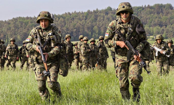 Srbija gomila vojsku na granici Kosova, NATO dovlači dodatne snage