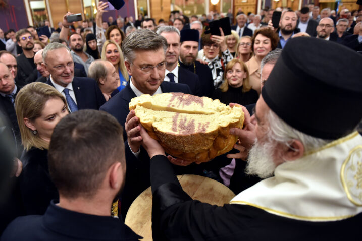 PRAVOSLAVNI BOŽIĆ Pogledajte tko je sve došao u Westin kod Pupovca, poznat je i dobitnik novčića koji donosi sreću i blagostanje!