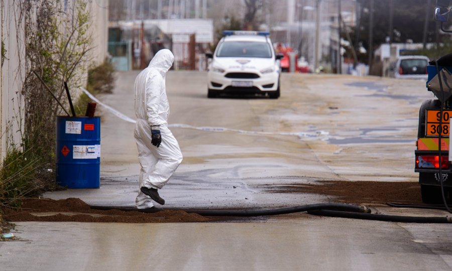 Apokaliptični prizori iz Splita: Policija zatvorila ulicu iz koje se izlijeva neindentificirana tekućinja, sumnja se na kiselinu koja nagriza kožu, dišne i probavne organe