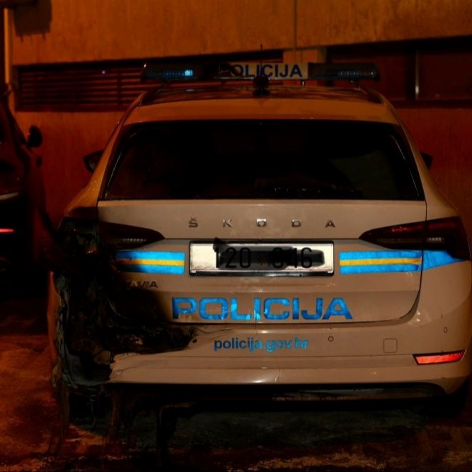U Splitu zapaljen policijski auto ispred postaje