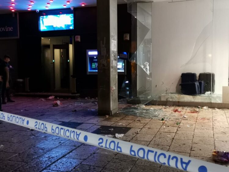 Razbilo se staklo pored noćnog kluba u Splitu: 22 osobe zatražile liječničku pomoć