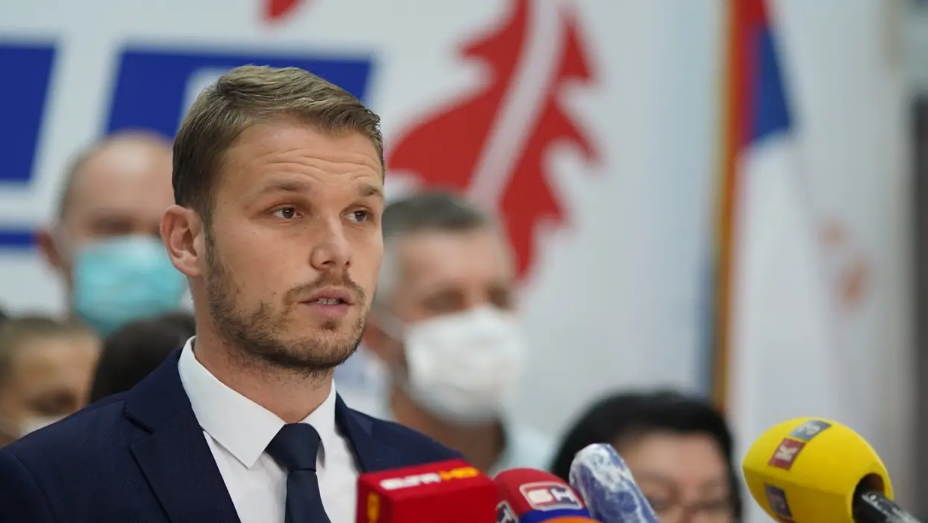 Stanivuković postavio spomen ploču u Banja Luci ratnom zločincu majoru JNA koji je skoro raznio Bjelovar 1991. godine