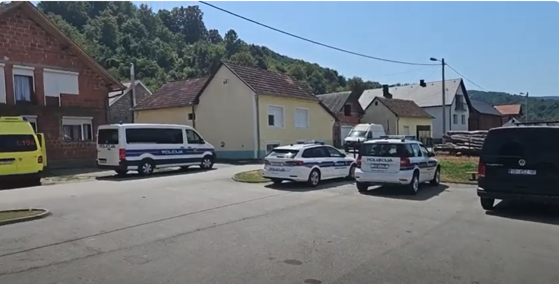 Završeno opsadno stanje: Muškarac koji se zabarikadirao u kući prevezen u bolnicu