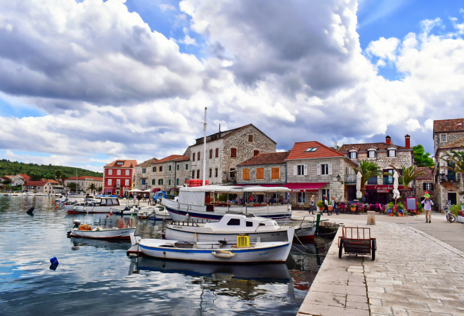 (VIDEO) DRAMATIČNO NA HVARU: Pukli konopi na brodu, teretno vozilo završilo u moru. Sprječava se onečišćenje mora!