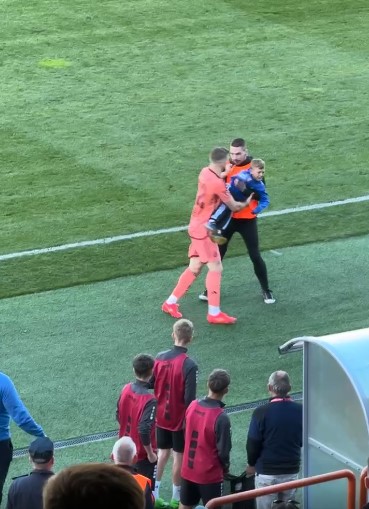 Igrač Dinama oduševio tribine: Nakon što je redar pokušao izbaciti dječaka s terena, on mu ga je preoteo