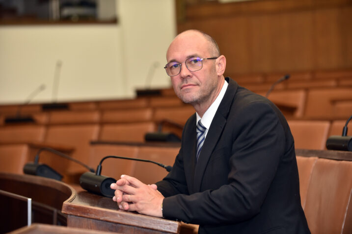 “Srbi bi dvojnim državljanstvom mogli preuzeti Crnu Goru”: Stier i još četiri europarlamentarca tvrde da postoji mračni plan