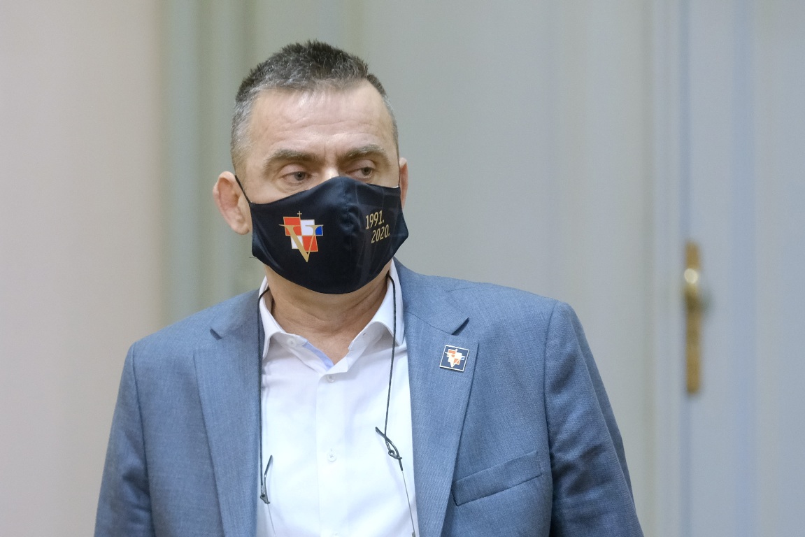 Tko je Milorad Pupovac da zabranjuje naše svetinje ?