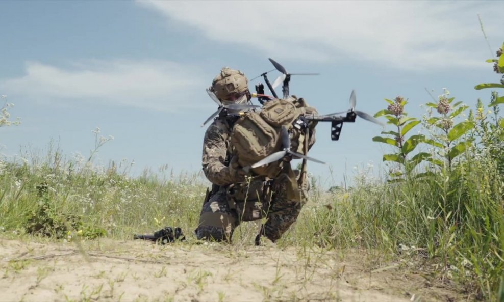 FPV BOMBARDER  Ukrajinske 'matice stršljenova' mogle bi dovesti do strateške prednosti nad Rusima, evo kako