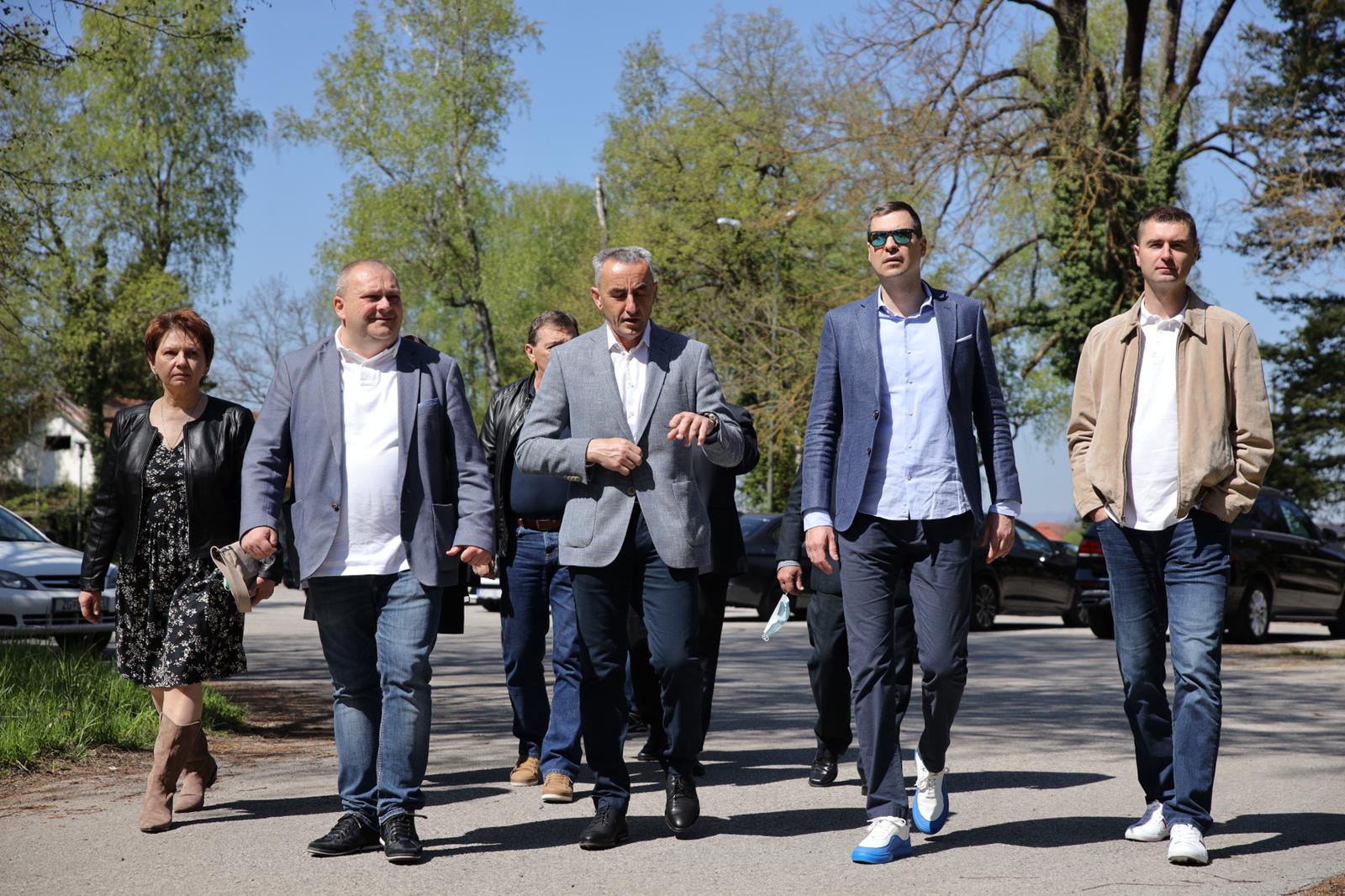 Kandidat HDZ-a, HSLS-a i HSU-a za gradonačelnika Grada Zagreba, Davor Filipović obišao gradske četvrti Brezovica i štandove na Utrini i u Donjem Gradu