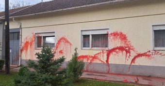 PORUKA U KRVI Uglednom Hrvatu u Srbiji kuću zalili crvenom bojom