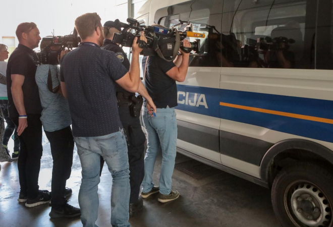 PRIVEDENI SUCI SU IZVAN SEBE! Hapšenje je najteže palo Vekiću: Nije ugodno, izveden je iz Natašina stana! On je obiteljski čovjek