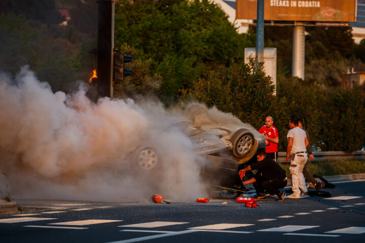 Dvije osobe poginule u sudaru vozila i motocikla na cesti D8, automobil je gotovo potpuno izgorio