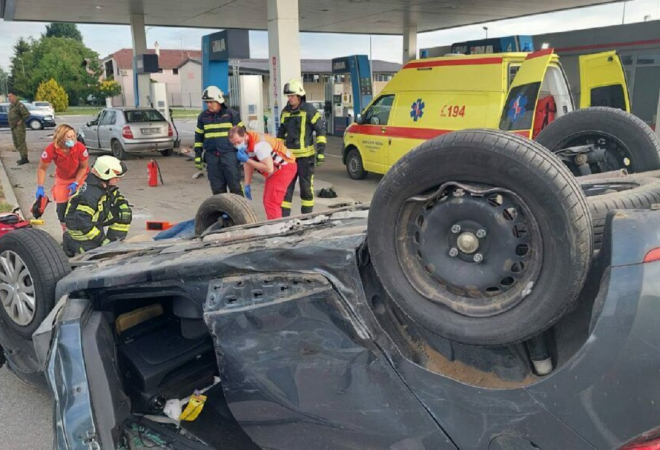 (FOTO) SILOVITI SUDAR, AUTO KOD BENZINSKE NA KROVU! Ljudi ozlijeđeni, službe na terenu: Potpuni kaos nakon što su se trojica međusobno pokosila