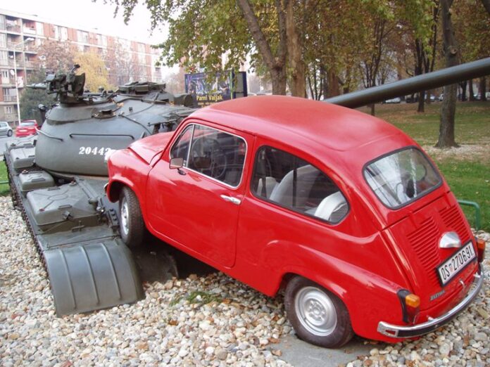 SNIMKA KOJA JE OBIŠLA SVIJET: Hrabri Osječanin ostavio ‘Fiću’ na putu tenku